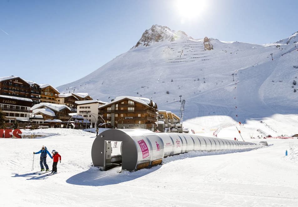 Tignes in Winter - Ski start progression zone Tignes le Lac (©STGM)