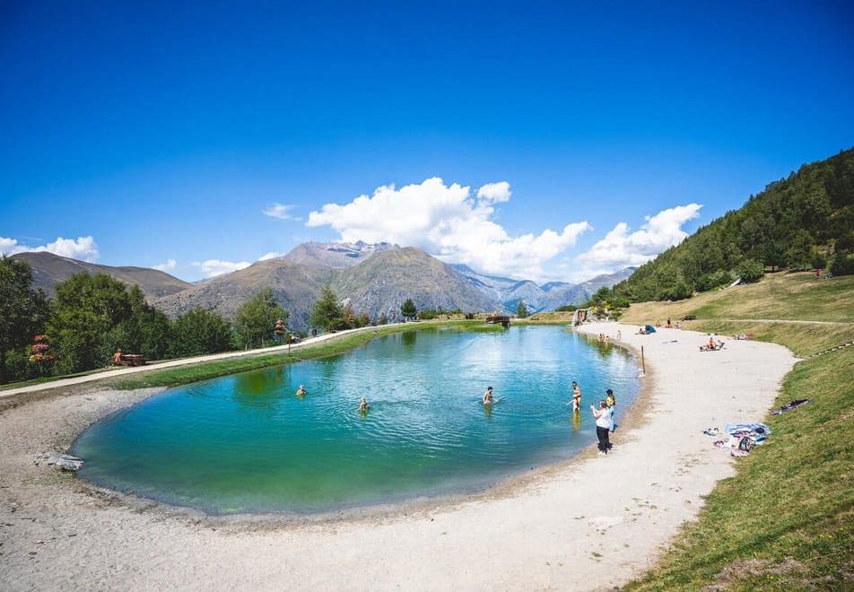 Les Deux Alpes alpine resort - Lake Buissonniere