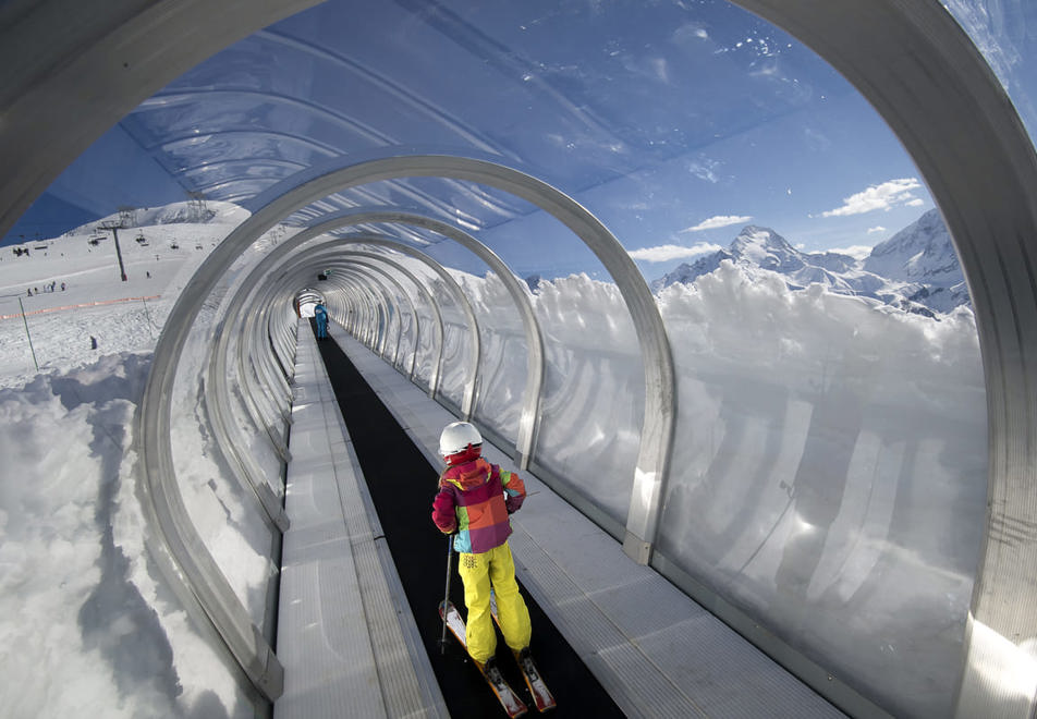 Les Deux Alpes ski resort - Magic carpet beginners area (©Toann Peisin)