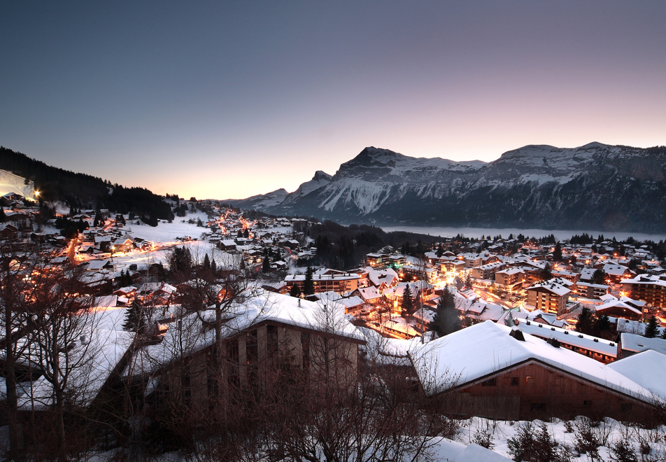 Les Carroz Ski Resort - Village at night (©G.Piel)