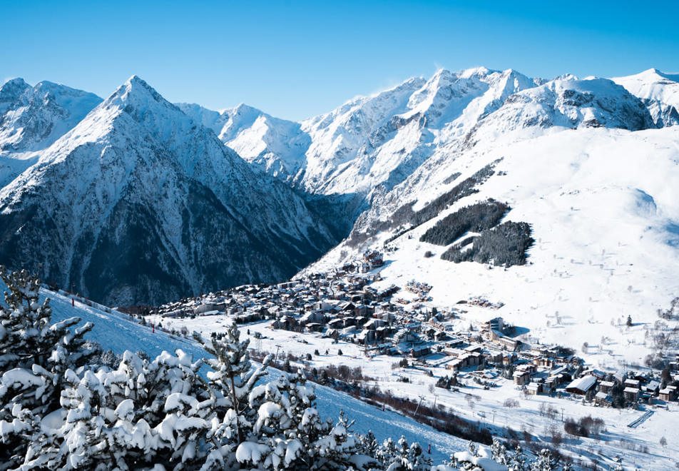 Les Deux Alpes ski resort - Aerial view (©Pyrène Duffau)