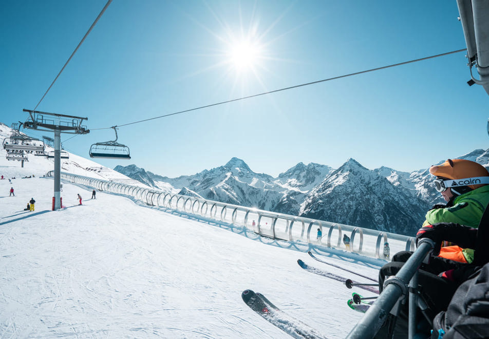 Les Deux Alpes ski resort - Magic carpet beginners area (©Pyrène Duffau)