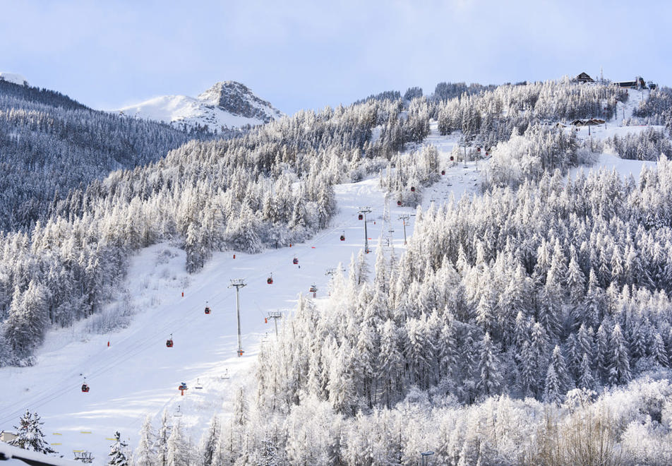 Serre Chevalier ski slopes (©Luka Leroy)