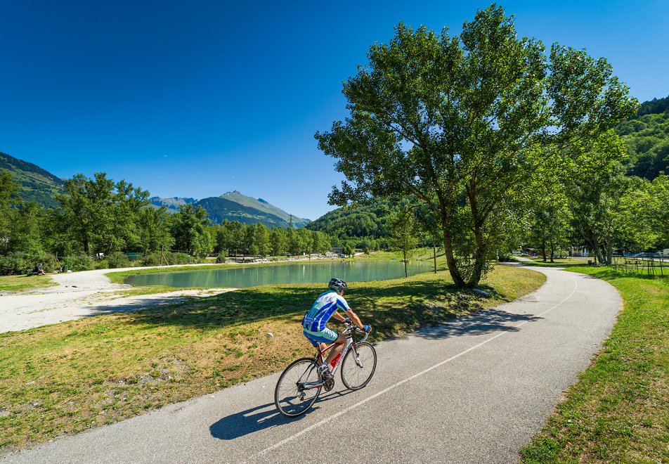 Bourg St Maurice Cycling © (andyparant)