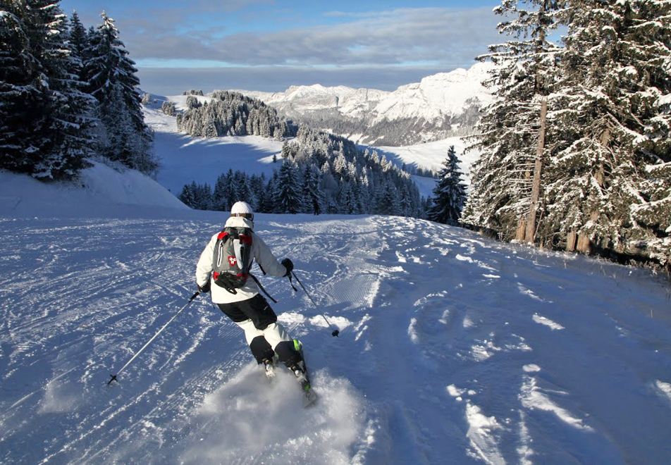 La Clusaz skiing (©Chappaz) 