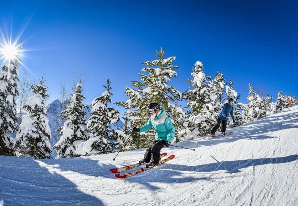 La Clusaz skiing (©DavidMachet)