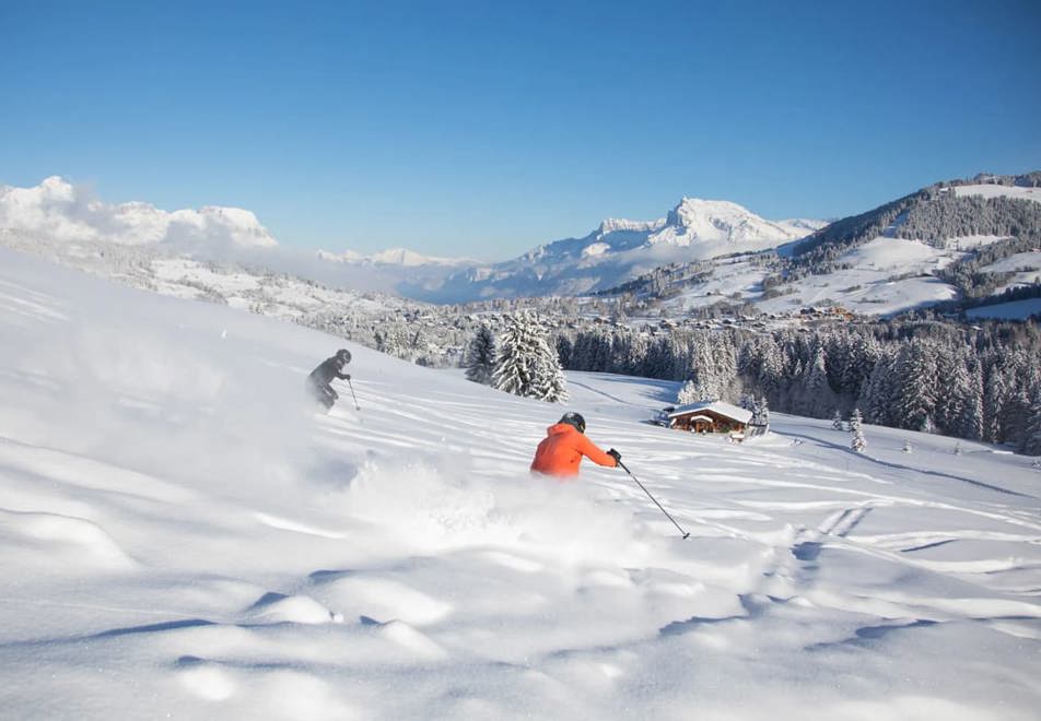 Skiing in Megeve (©AntoineBarbot)