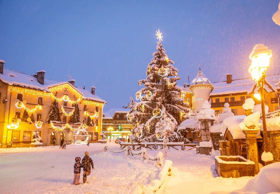 Megeve village at night (©MelanieCalcei)