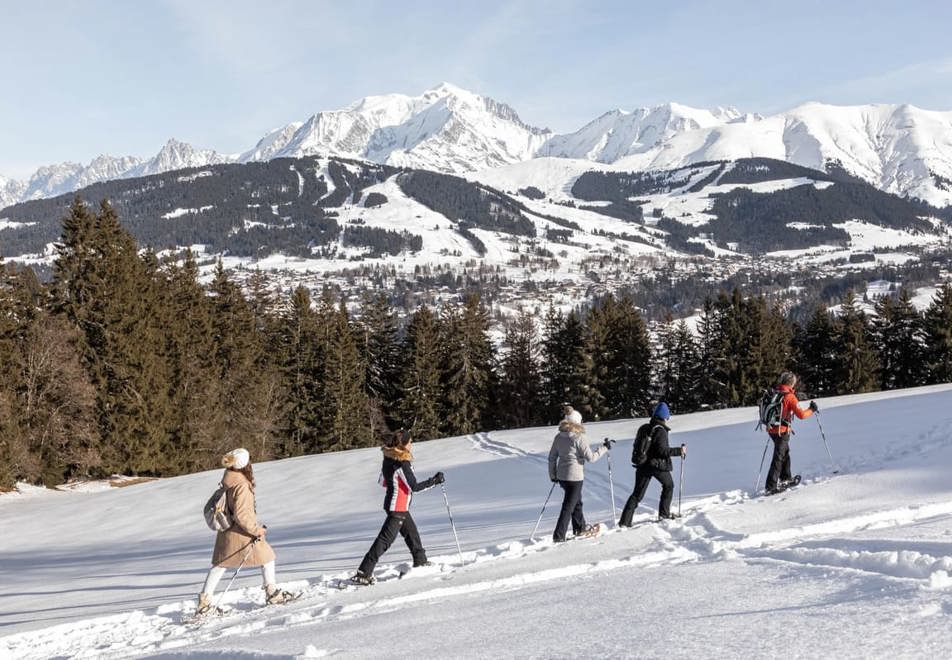 Snowshoeing in Megeve (©MarieBougault)