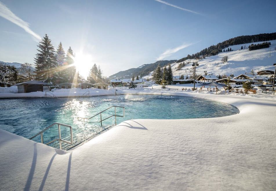 Megeve outdoor pool (©SimonGarnier)