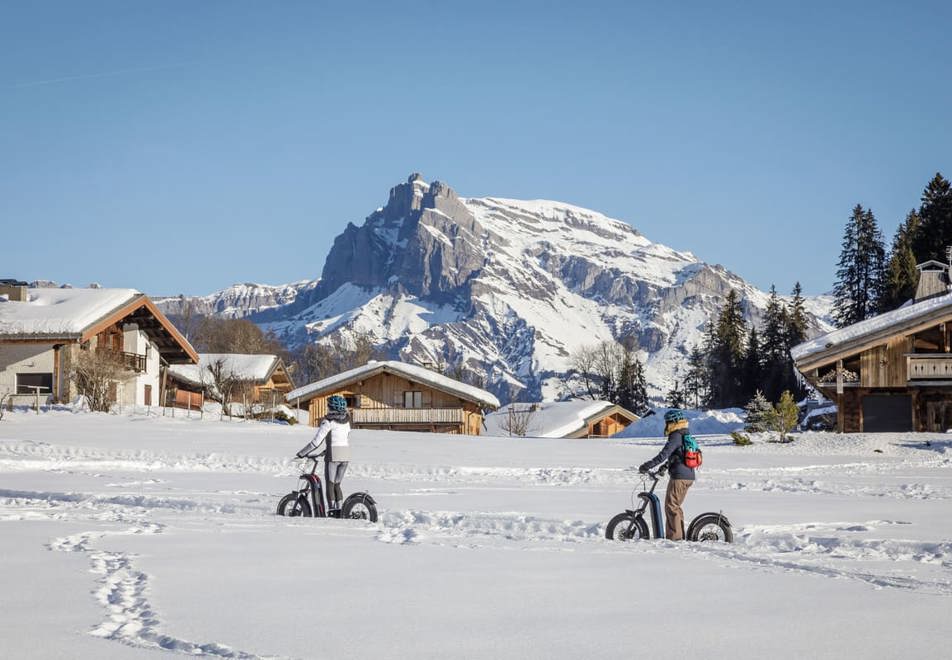 Motor scooting in Megeve (©SimonGarnier)