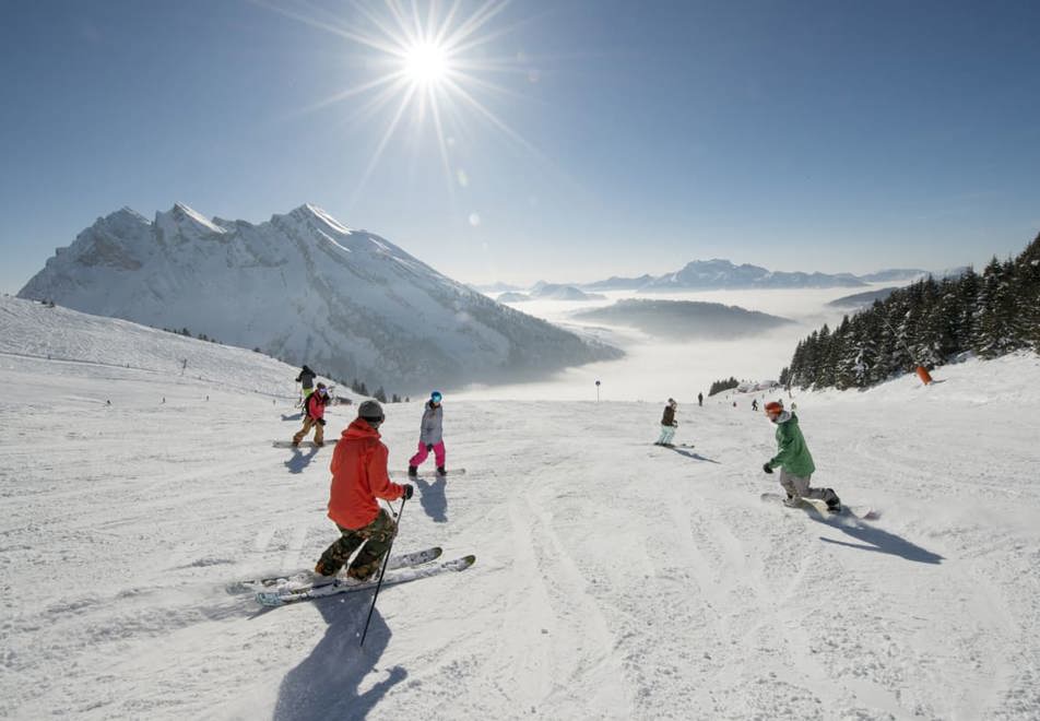 La Clusaz skiing (©PascalLebeau)